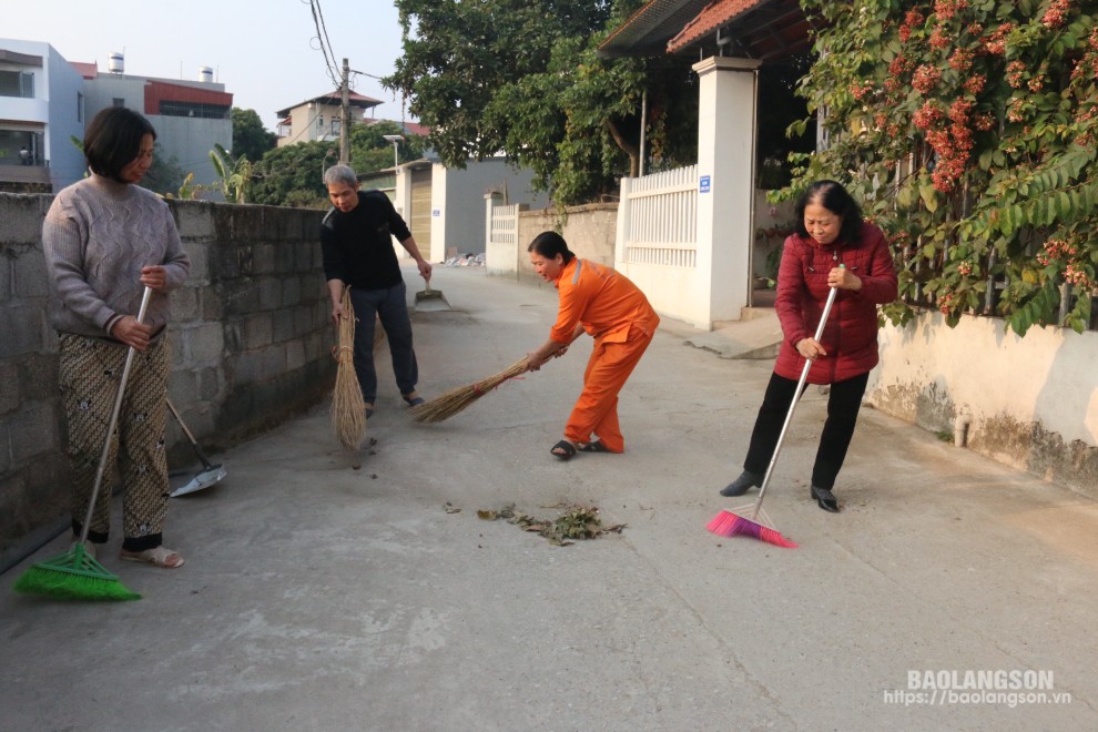 Người dân khu 3, thôn Khòn Phổ quét dọn vệ sinh môi trường