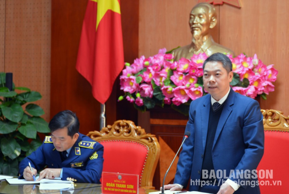 Đồng chí Đoàn Thanh Sơn, Phó Chủ tịch UBND tỉnh, Trưởng Ban Chỉ đạo chống buôn lậu, gian lận thương mại và hàng giả tỉnh phát biểu tại cuộc họp