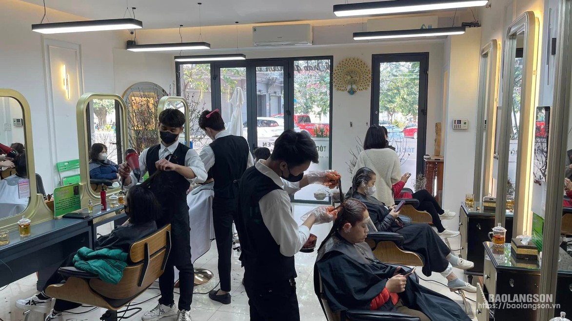 Khách hàng đến làm tóc tại Salon Tóc Hà Nội, thành phố Lạng Sơn 