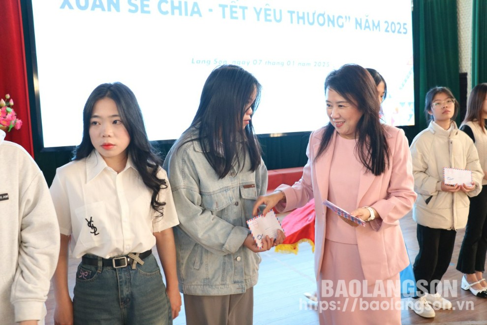 Lãnh đạo Hội Khuyến học tỉnh trao quà Tết cho các bạn học sinh, sinh viên trên địa bàn tỉnh