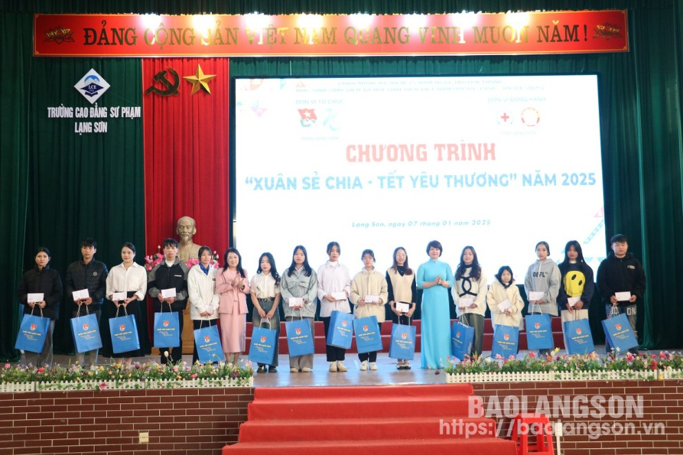 Lãnh đạo Tỉnh đoàn và Hội Khuyến học tỉnh trao quà Tết cho các bạn học sinh, sinh viên trên địa bàn tỉnh