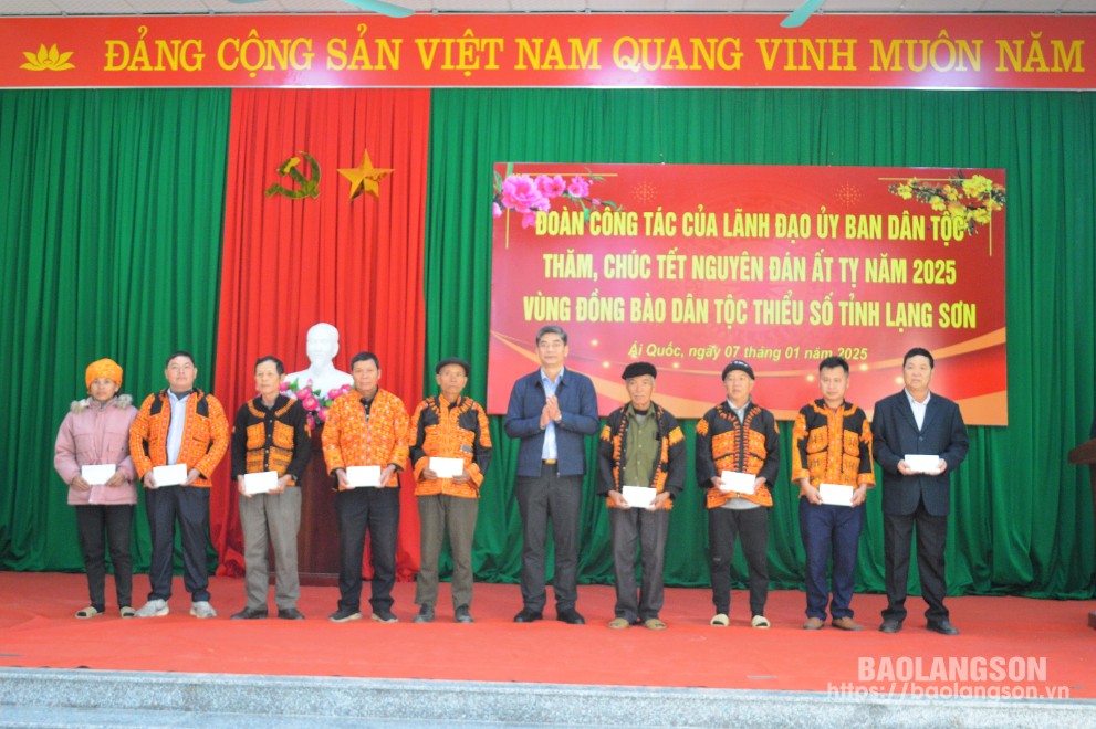 Đồng chí Y Vinh Tơr, Ủy viên dự khuyết Ban Chấp hành Trung ương Đảng, Thứ trưởng, Phó Chủ nhiệm Uỷ Ban Dân tộc trao quà cho người có uy tín xã Ái Quốc, huyện Lộc Bình