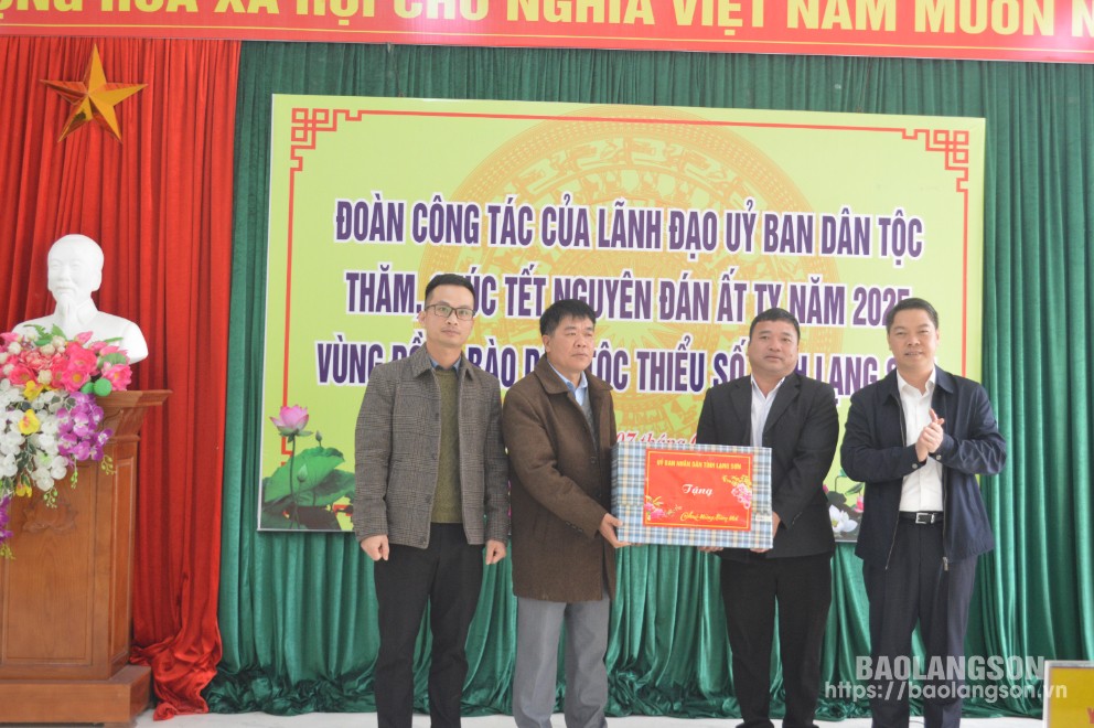 Lãnh đạo UBND tỉnh trạo tặng quà cho UBND xã Xuân Dương, huyện Lộc Bình