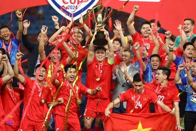 Đội tuyển Việt Nam giương cao cúp vô địch giải AFF Cup 2024. Ảnh: ZNews