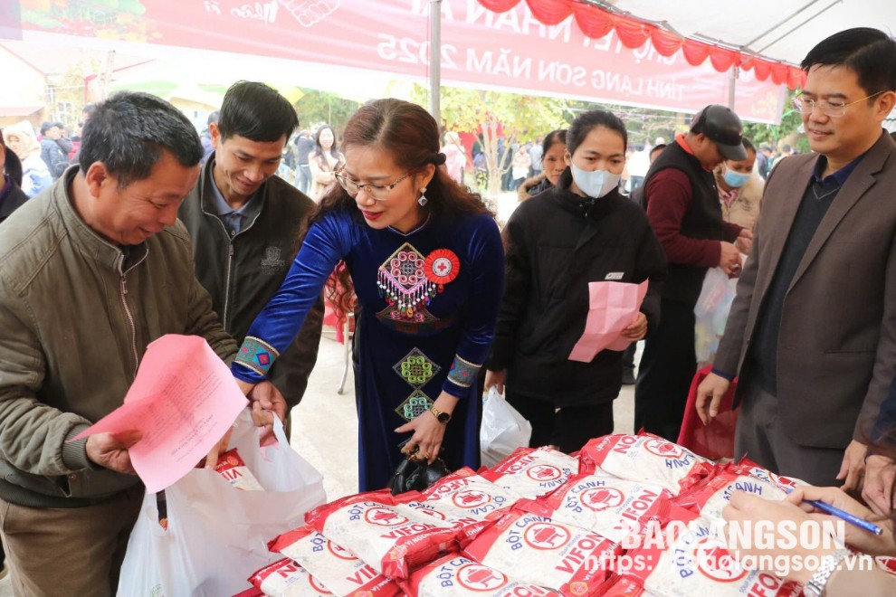 Lãnh đạo Hội Chữ thập đỏ tỉnh trao quà cho các hộ nghèo, gia đình có hoàn cảnh khó khăn tại chương trình