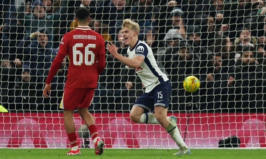 Lucas Bergvall ghi bàn thắng duy nhất giúp Tottenham đánh bại Liverpool ở bán kết lượt đi Carabao Cup. Ảnh: theguardian.com