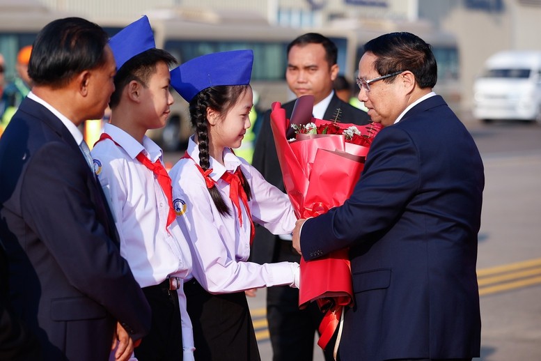 Các cháu thiếu nhi tặng Thủ tướng bó hoa tươi thắm - Ảnh: VGP/Nhật Bắc