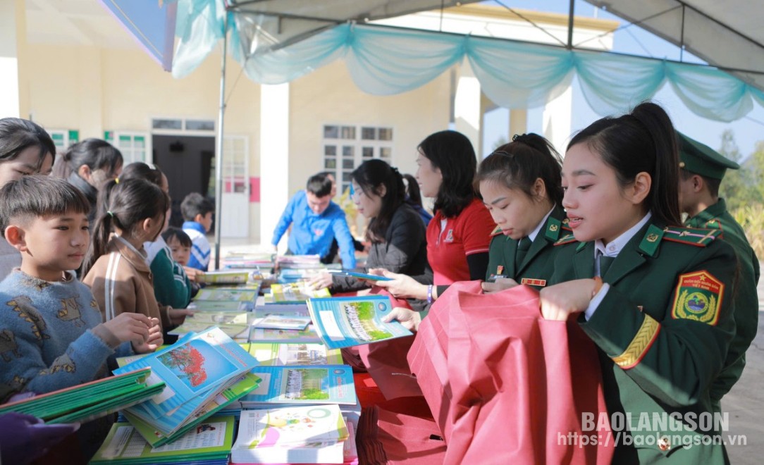 Các em học sinh mua sách, vở tại gian hàng "0 đồng" trong Chương trình “Áo ấm mùa đông biên giới” được Bộ Chỉ huy Bộ đội Biên phòng tỉnh tổ chức tại xã Quốc Khánh, huyện Tràng Định tháng 12/2024