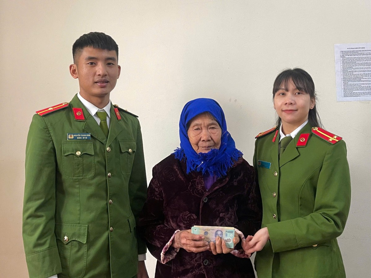 Công an huyện Tràng Định trao trả 28,5 triệu đồng cho cụ bà Đinh Thị Dung sau vụ cướp tại nhà riêng