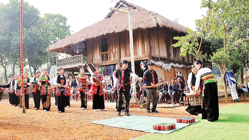 Lễ mừng cơm mới của người Thái huyện Mường Lát, tỉnh Thanh Hóa tại Làng Văn hóa-Du lịch các dân tộc Việt Nam. (Ảnh: HẢI YẾN)