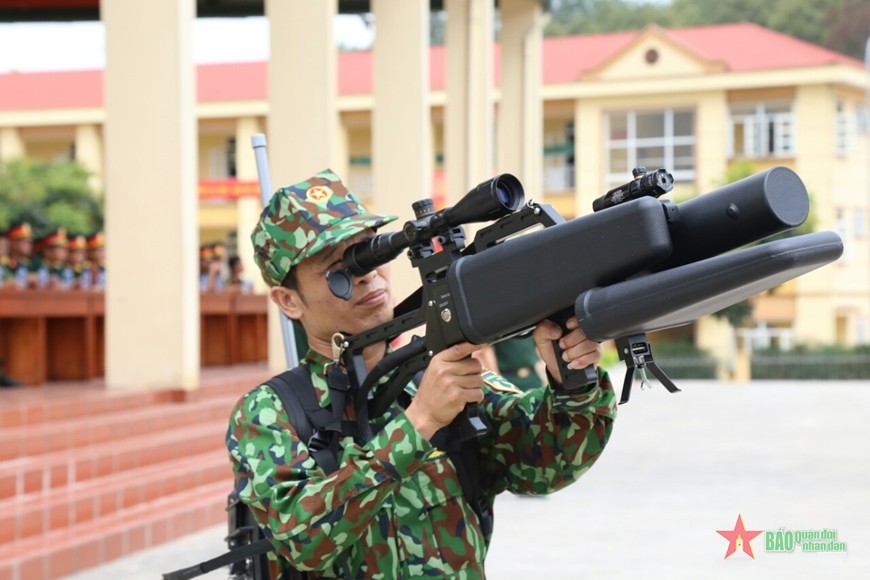 Thiết bị chế áp các phương tiện bay không người lái siêu nhẹ do Học viện Kỹ thuật Quân sự nghiên cứu, chế tạo. Ảnh: HOÀNG HẢI 