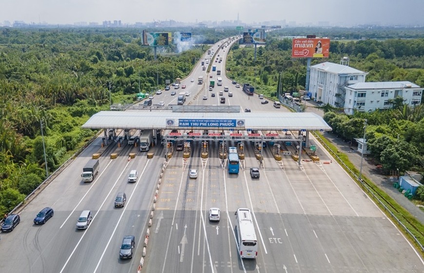 Phương tiện lưu thông qua trạm thu phí trên cao tốc TP Hồ Chí Minh - Long Thành - Dầu Giây. Ảnh: LÊ HÂN 