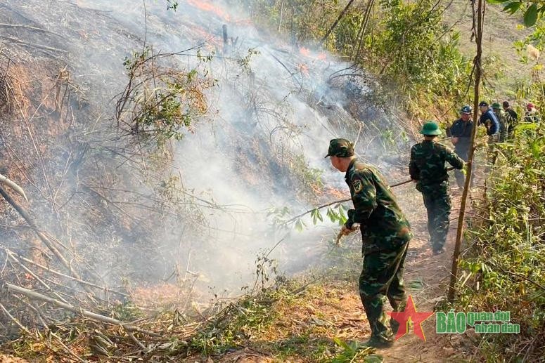 Cán bộ, chiến sĩ Ban CHQS huyện Tiên Yên tham gia chữa cháy rừng tại khu phố Lý Thường Kiệt, thị trấn Tiên Yên, huyện Tiên Yên, tỉnh Quảng Ninh. 