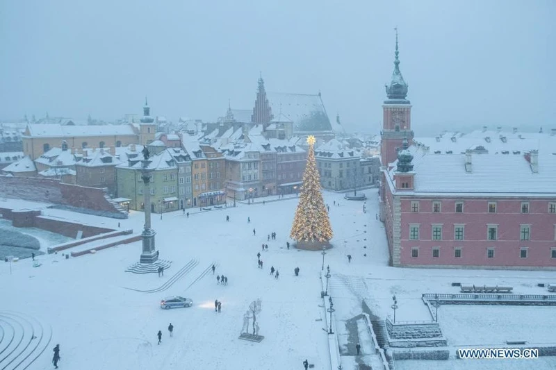 Một đợt tuyết rơi dày ở thủ đô Warsaw, Ba Lan. Ảnh: Nhân Dân Nhật báo