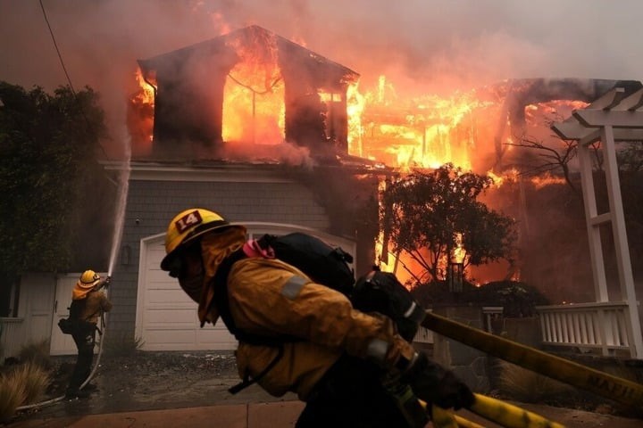 Cháy rừng gây thiệt hại nặng nề tại Los Angeles. 