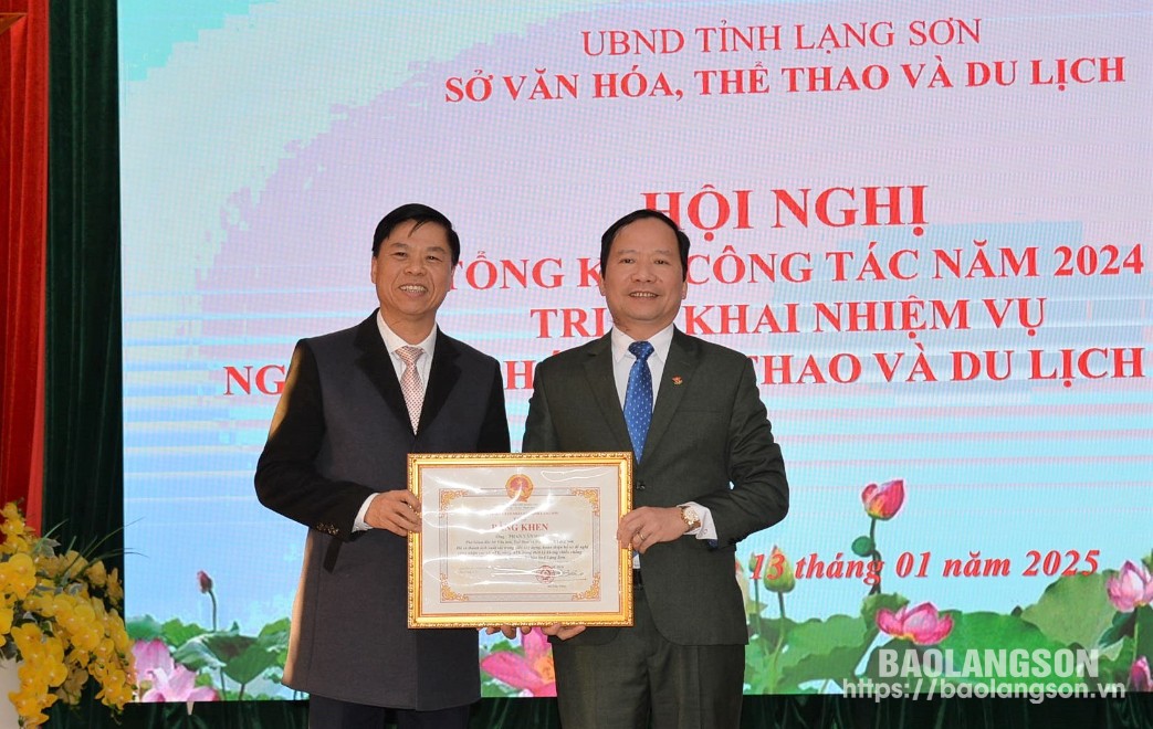 Giám đốc Sở VHTT&DL (bên phải ảnh) trao Bằng khen của Chủ tịch UBND tỉnh cho cá nhân có thành tích xuất sắc trong việc xây dựng, hoàn thiện hồ sơ đề nghị công nhận các xã ATK, vùng ATK trong thời kỳ kháng chiến chống Pháp và chống Mỹ trên địa bàn tỉnh Lạng Sơn