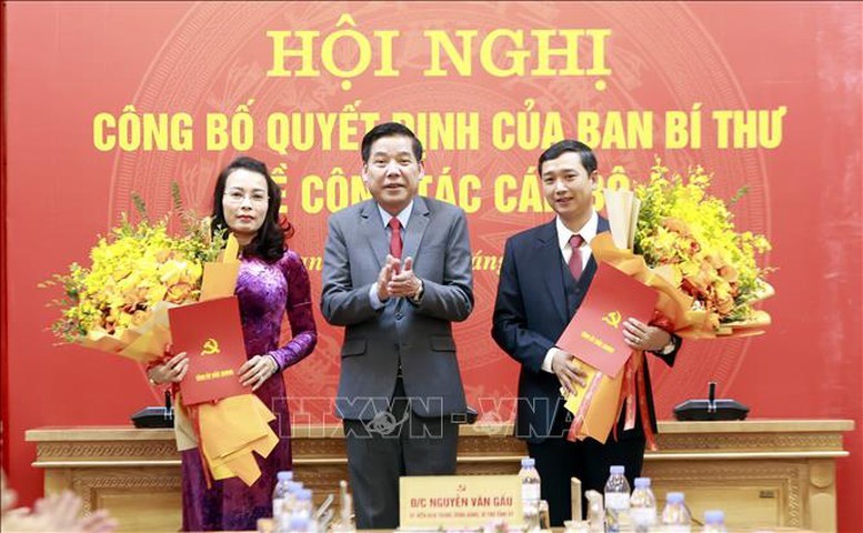 Thừa ủy quyền của Ban Bí thư Trung ương Đảng, Bí thư Tỉnh ủy Bắc Giang Nguyễn Văn Gấu trao quyết định, tặng hoa chúc mừng các đồng chí Nguyễn Thị Hương và Nguyễn Việt Oanh - Ảnh: TTXVN