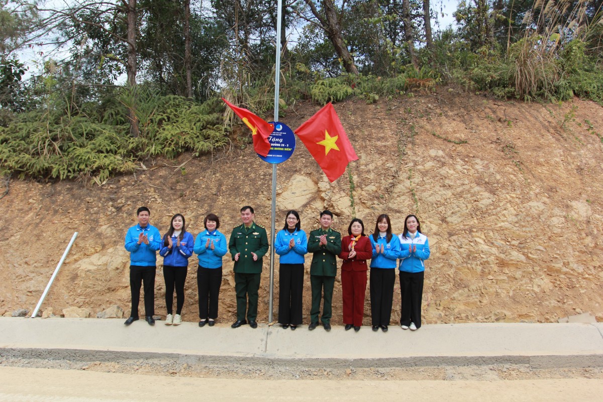 Đại diện các đơn vị khánh thành công trình “Tuyến đường 26/3 - Thắp sáng đường biên” tại khu vực Cột mốc 1045/1050 