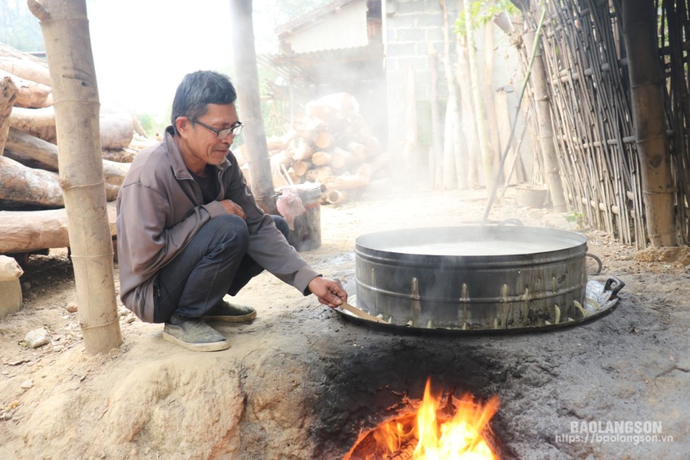 Người dân thôn Pò Lạn, xã Quốc Việt nấu mía đường