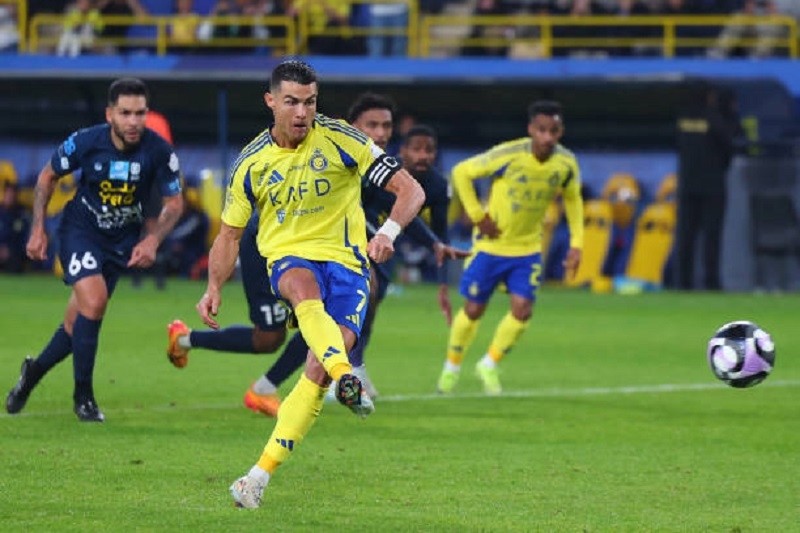 Ronaldo xác nhận gia hạn hợp đồng với Al Nassr. Ảnh: Getty 