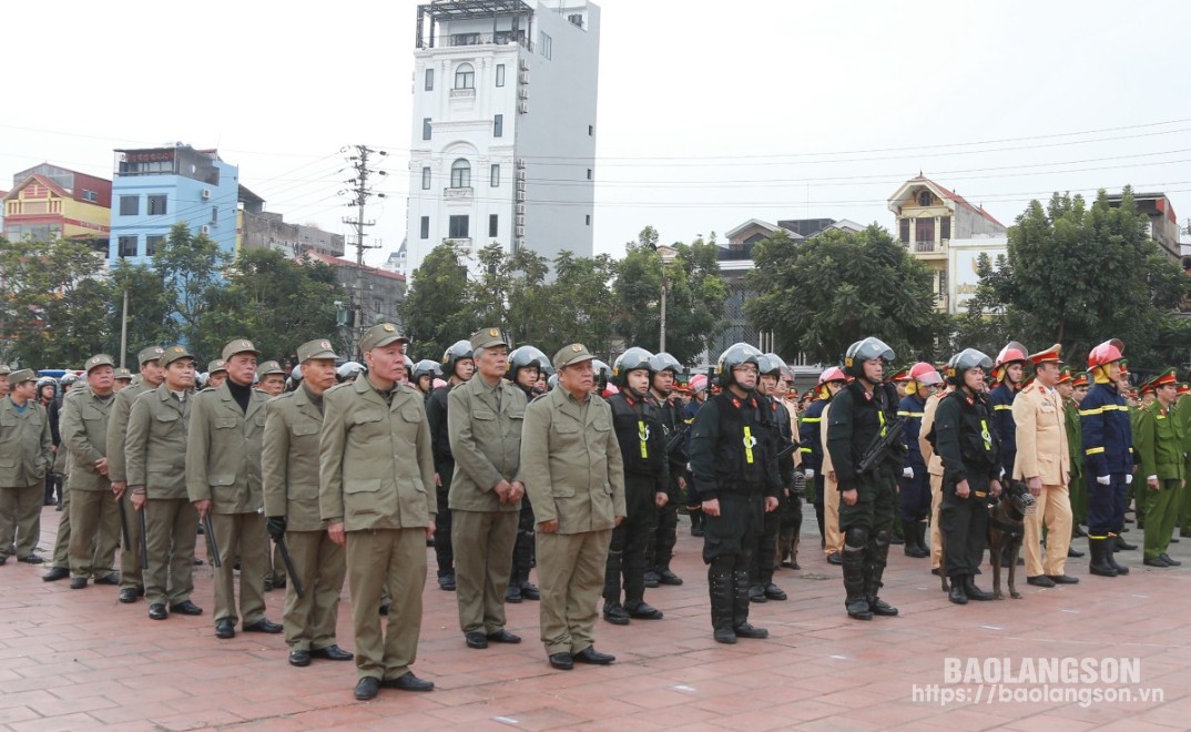 Lực lượng tham gia bảo vệ ANTT ở cơ sở của thành phố Lạng Sơn và các lực lượng ra quân triển khai đợt cao điểm tấn công trấn áp tội phạm, đảm bảo ANTT Tết Nguyên đán Ất Tỵ 2025