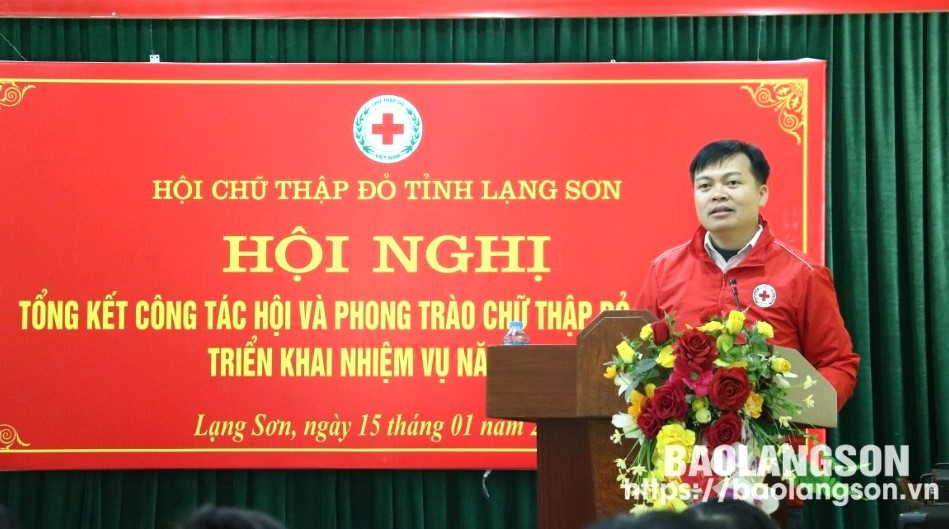 Lãnh đạo Hội CTĐ huyện Văn Quan phát biểu tại hội nghị