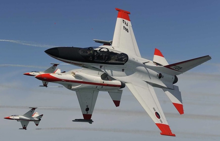 FA-50 là phiên bản phái sinh của T-50 Golden Eagle, máy bay huấn luyện siêu thanh đầu tiên của Hàn Quốc, sau này phát triển thành các biến thể có khả năng chiến đấu, như TA-50 và FA-50. Ảnh: KAI