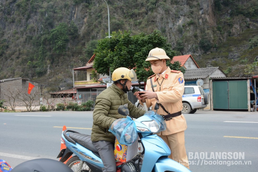 Lực lượng cảnh sát giao thông, Công an tỉnh kiểm tra nồng độ cồn người tham gia giao thông trên quốc lộ 1, đoạn qua địa bàn huyện Chi Lăng, tỉnh Lạng Sơn