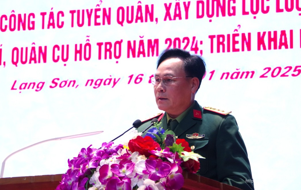 Đại tá Mai Xuân Phong, Phó Chỉ huy trưởng, Tham mưu trưởng Bộ CHQS tỉnh, đại diện cơ quan thường trực Hội đồng Nghĩa vụ quân sự tỉnh quán triệt các nội dung tại hội nghị.