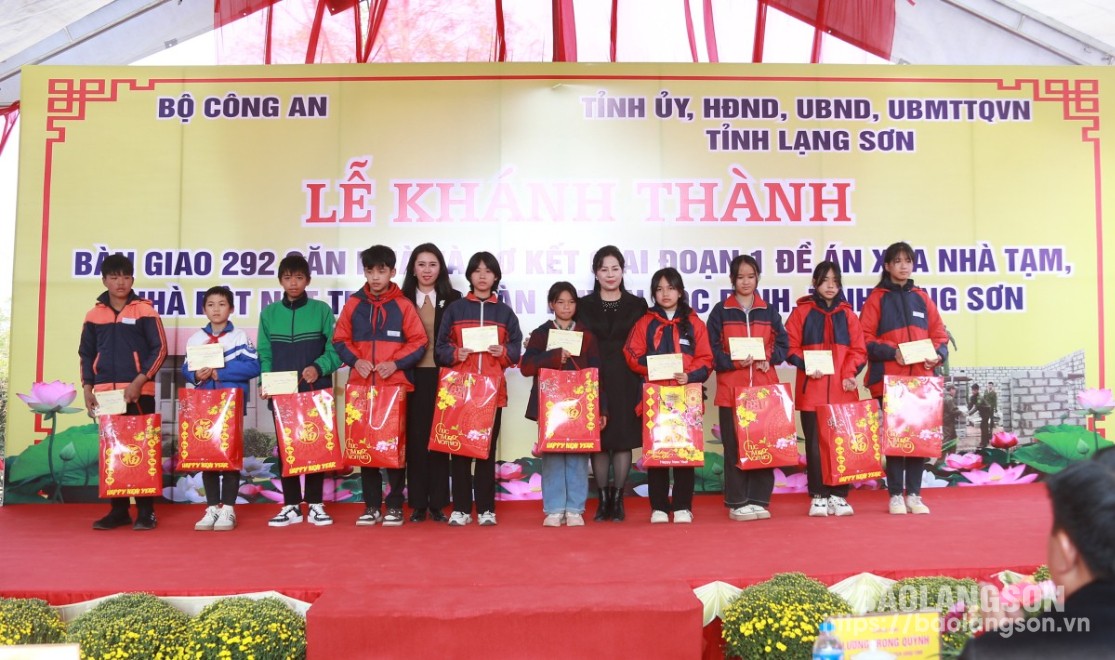 Lãnh đạo huyện Lộc Bình và đại diện doanh nghiệp trao quà cho các em học sinh hoàn cảnh khó khăn trên địa bàn huyện Lộc Bình tại buổi lễ