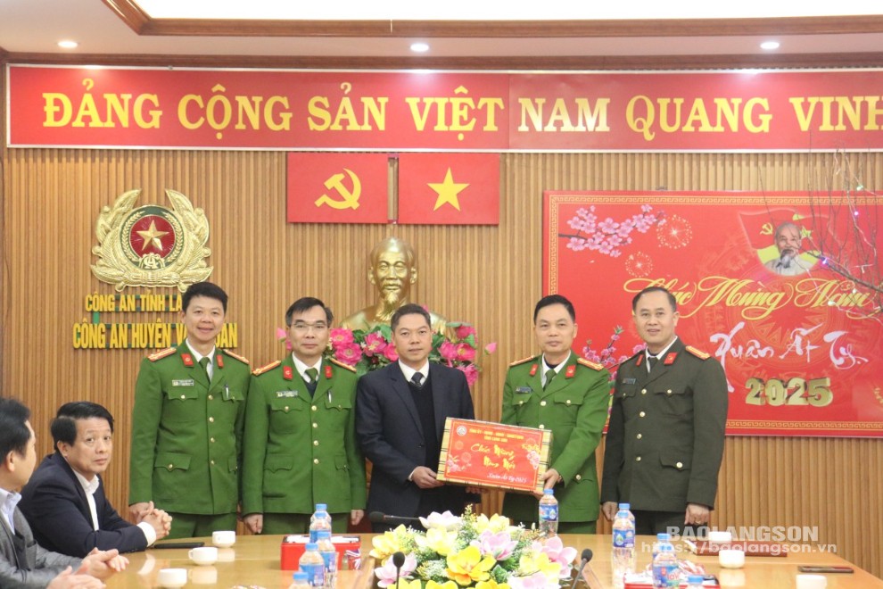 Đồng chí Đoàn Thanh Sơn, Phó Chủ tịch UBND tặng quà tết Công an huyện Văn Quan