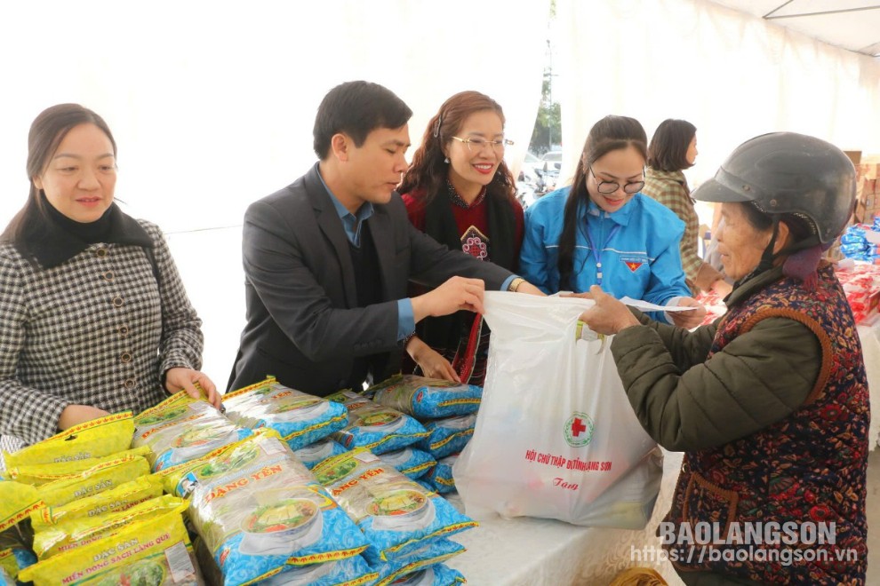 Lãnh đạo Hội Chữ thập đỏ tỉnh và UBND huyện Cao Lộc trao quà cho các hộ nghèo, gia đình có hoàn cảnh khó khăn tại chương trình