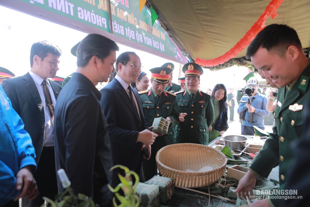 Các đại biểu tham quan hoạt động thi cắm hoa xuân, gói bánh chưng, trưng bày mâm ngũ quả của các đơn vị