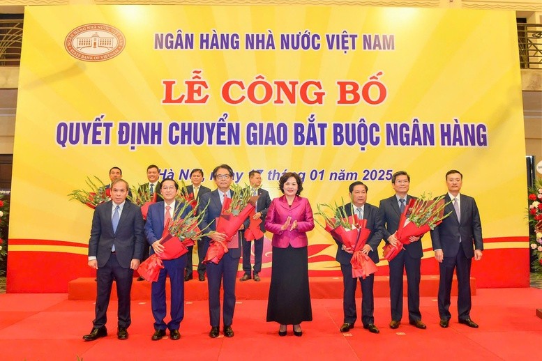 Lãnh đạo NHNN và đại diện các ngân hàng được chuyển giao DongA Bank, ngân hàng nhận chuyển giao HDBank tại Lễ Công bố - Ảnh: VGP/HT