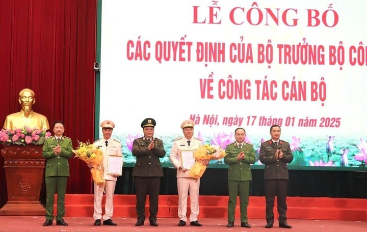 Lãnh đạo Công an TP Hà Nội chúc mừng 2 tân phó giám đốc.