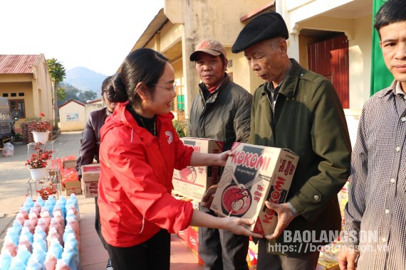 Lãnh đạo Hội Chữ thập đỏ huyện Gia Lâm, thành phố Hà Nội trao quà cho các hộ có hoàn cảnh khó khăn tại xã Xuân Long, huyện Cao Lộc