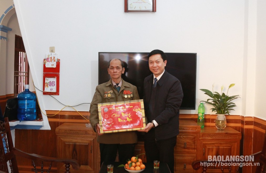 Đồng chí Nguyễn Hoàng Tùng, Ủy viên Ban Thường vụ Tỉnh ủy, Chủ tịch Ủy ban MTTQ tỉnh tặng quà ông Hoàng Việt Xuân, thương binh, ở thôn Khòn Cà, thị trấn Thất Khê, huyện Tràng Định