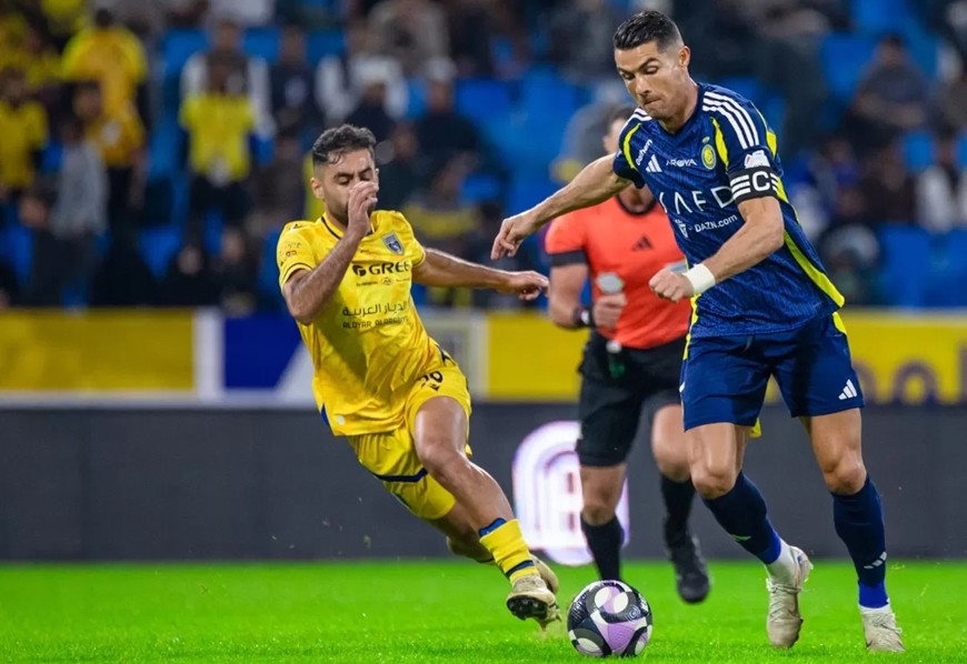 Ronaldo thiếu duyên ghi bàn trong trận đấu với Al Taawoun. Ảnh: Bola na Rede