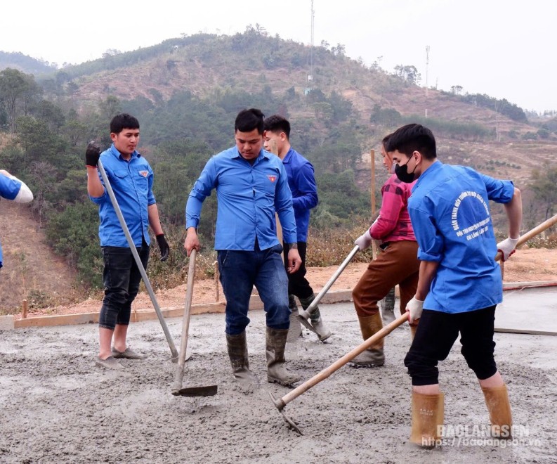 Đoàn viên thanh niên cùng người dân thực hiện bê tông hóa sân nhà văn hóa thôn Bản Luận, xã Hòa Cư