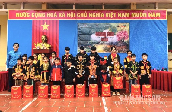 Đại diện Chi đoàn 26 - 3, Tỉnh đoàn tặng quà cho các học sinh Trường Phổ thông dân tộc Bán trú Tiểu học và THCS xã Mẫu Sơn, huyện Cao Lộc