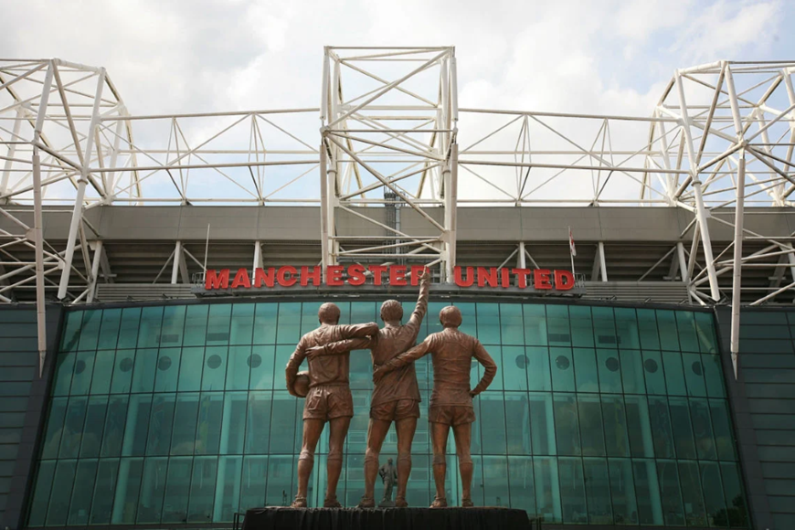 George Best, Denis Law (giữa) và Bobby Charlton được dựng tượng bên ngoài sân Old Trafford. Ảnh: manutd.com