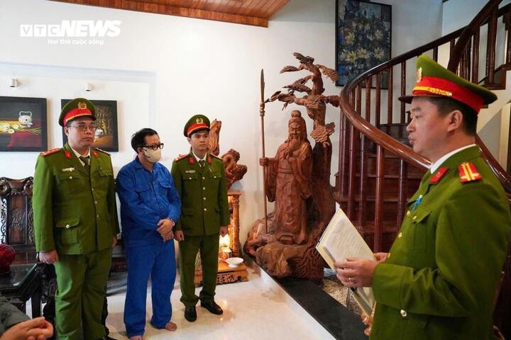 Cơ quan Công an thi hành lệnh khám xét nơi ở của PGS.TS Lê Anh Phương - Giám đốc Đại học Huế. (Ảnh: CACC)