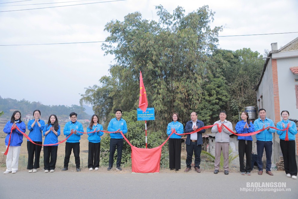 Các đại biểu cắt băng khánh thành công trình thanh niên “Đường cờ Tổ quốc” tại xã Quốc Khánh