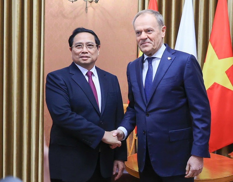 Thủ tướng Ba Lan Donald Tusk nhiệt liệt chào mừng Thủ tướng Chính phủ Phạm Minh Chính và Đoàn đại biểu cấp cao Việt Nam, là đoàn khách cấp cao quốc tế đầu tiên thăm chính thức Ba Lan trong năm 2025 - Ảnh: VGP/Nhật Bắc