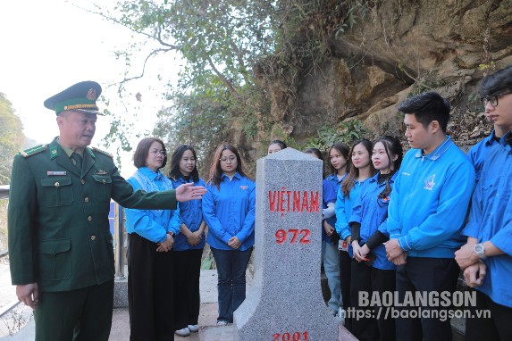 Đoàn viên thanh niên nghe giới thiệu về cột mốc 972, Cửa khẩu Nà Nưa