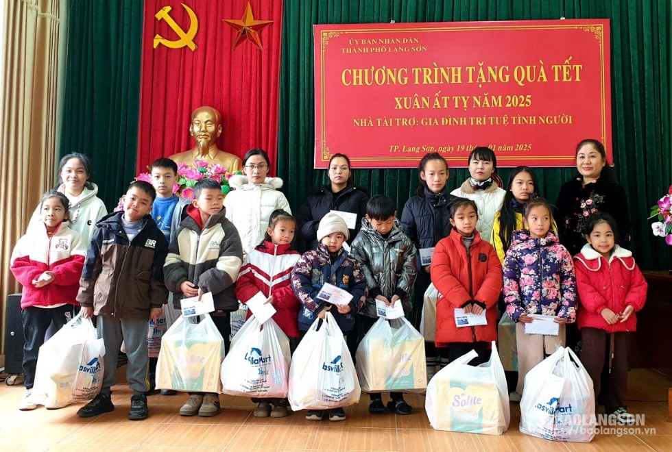 Đại diện nhà tài trợ trao tặng quà tết cho các trẻ em mồ côi trên địa bàn thành phố Lạng Sơn