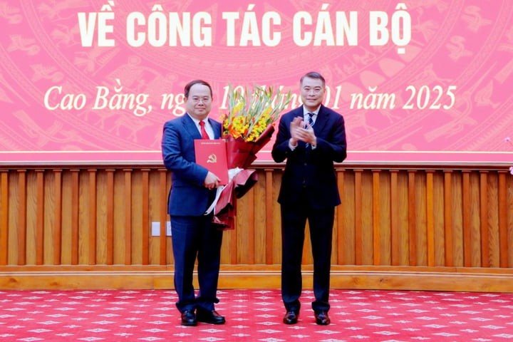 Trưởng Ban Tổ chức Trung ương Lê Minh Hưng (phải) trao quyết định cho tân Bí thư Tỉnh ủy Cao Bằng Quản Minh Cường. 