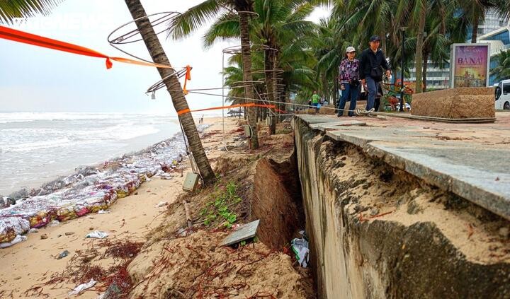 Bờ biển Mỹ Khê, Đà Nẵng bị sóng đánh toạc, ăn sâu vào bờ. 