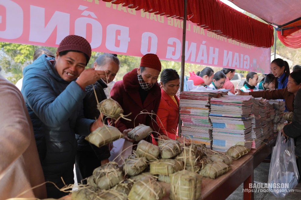 Người dân lấy bánh chưng tại gian hàng “0 đồng”