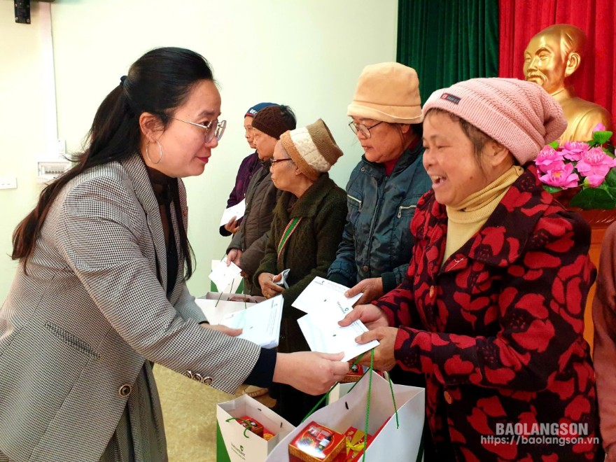 Lãnh đạo Vietcombank Lạng Sơn trao quà tết cho các hộ gia đình trên địa bàn thành phố